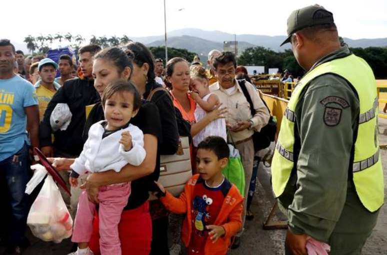 Venezuelanos cruzam a ponte internacional Simon Bolívar, na fronteira com a Colômbia