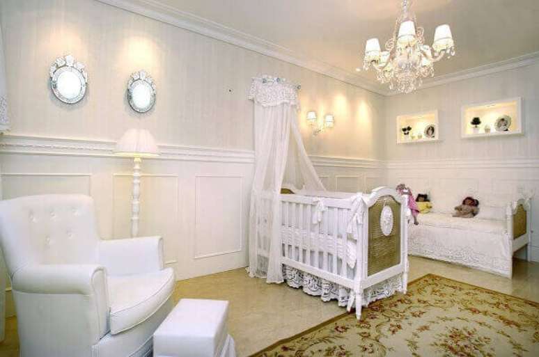4- Modelos de quartos para bebê em estilo clássico adotam o branco como cor principal. Projeto: Nicolle do Vale