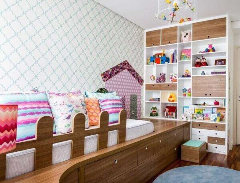 7- Os modelos de quartos para meninas pequenas necessitam de muito espaço para guardar brinquedos. Projeto: Anna Maria Parisi