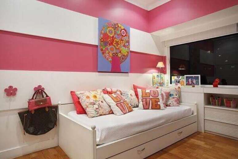 56- Modelos de quartos de menina com bicama branca e parede com faixas na cor Pink. Projeto: Brise Arquitetura e Interiores.