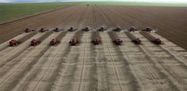 Trabalho em silos se intensifica no período de colheita de grãos; em 2017, safra atingiu níveis recordes