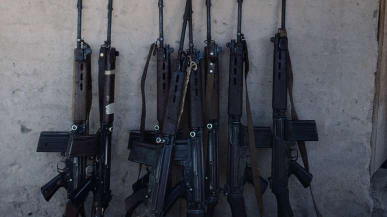 Os fuzis FN FAL são amplamente utilizados por forças de segurança no mundo; mais de 40 unidades foram furtadas