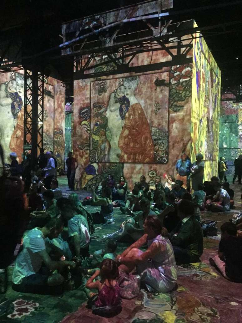 No Atelier des Lumières, vídeos são projetados do chão ao teto, em paredes de 10 metros de altura, numa área de 3.300 metros quadrados 