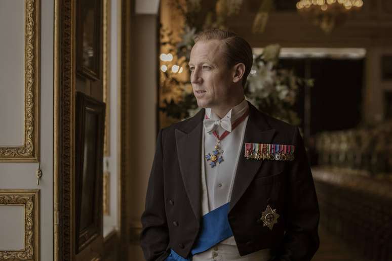 A Netflix divulgou a primeira imagem de Tobias Menzies caracterizado como príncipe Philip em 'The Crown'