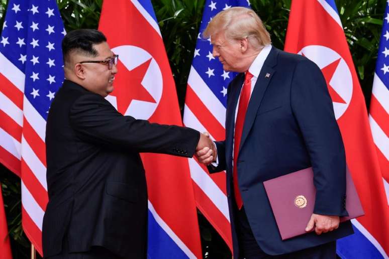 Presidente dos EUA, Donald Trump, e líder da Coreia do Norte, Kim Jong Un, durante cúpula em Cingapura