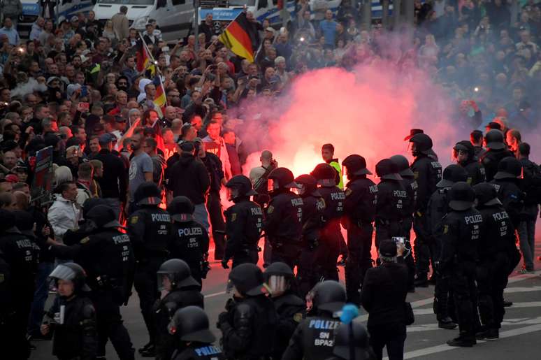 Protesto de manifestantes de direita em Chemnitz, na Alemanha 27/08/2018 REUTERS/Matthias Rietschel