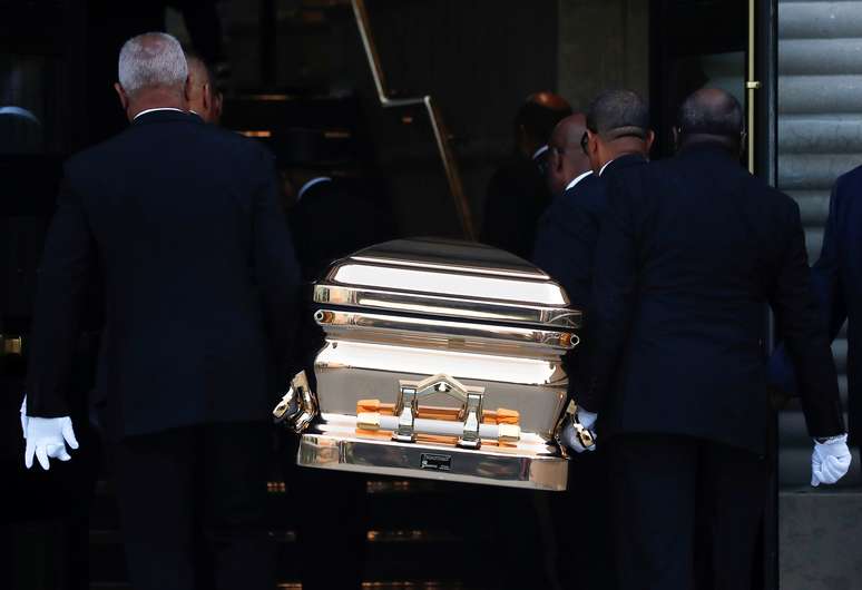 Caix&atilde;o da cantora Aretha Franklin chega ao Museu de Hist&oacute;ria Afro-Americana Charles H. Wright em Detroit, nos Estados Unidos 28/08/2018 REUTERS/Mike Segar 