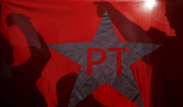 Bandeira do PT durante protesto em S&atilde;o Paulo 16/08/2015 REUTERS/Nacho Doce