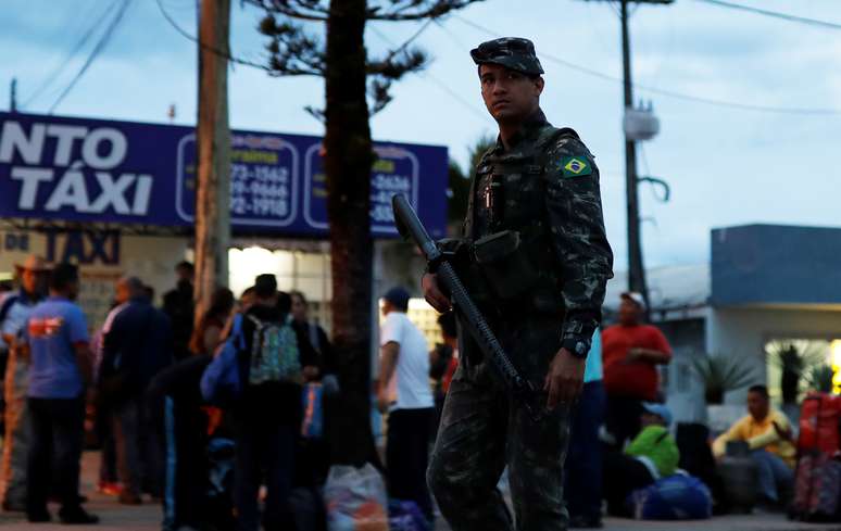 Soldado perto de controle de fronteira em Pacaraima 
 19/8/2018      REUTERS/Nacho Doce 