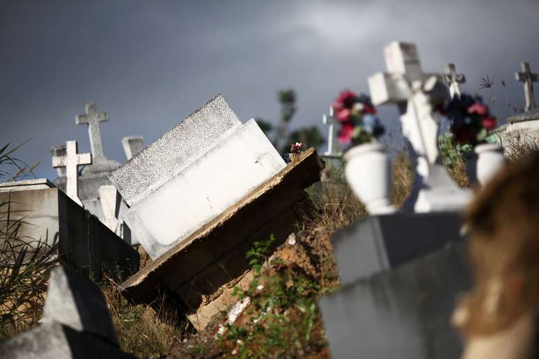 Túmulos destruídos por furacão Maria em Lares, Porto Rico
 8/2/2018   REUTERS/Alvin Baez 