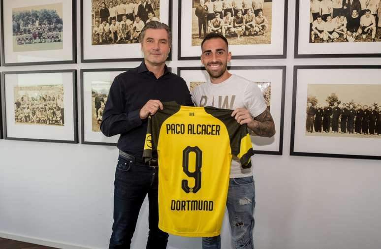 Jogador posou com o dirigente do Dortmund (Foto: Divulgação)