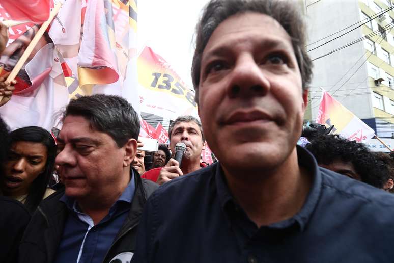 O ex-prefeito de São Paulo e candidato a vice-presidente na chapa de Luiz Inácio Lula da Silva (PT), Fernando Haddad (c), faz ato acompanhado de Marcia Tiburi, candidata do PT ao governo do Rio, do senador Lindbergh Farias (PT), candidato à reeleição, e da deputada federal Benedita da Silva (PT), e da deputada federal Jandira Feghali (PCdoB-RJ), no Estaleiro Aliança, em Niterói, no Grande Rio, na manhã desta terça-feira, 28.