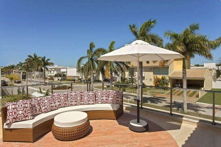 11. Os m&oacute;veis em vime para &aacute;rea externa s&atilde;o muito utilizados e deixam o ambiente com um estilo super charmoso &ndash; Foto: Iara Kilaris