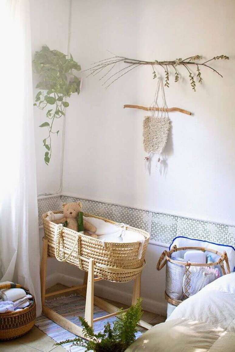 4. Delicada decora&ccedil;&atilde;o para quarto de beb&ecirc; com ber&ccedil;o de vime e vaso de plantas &ndash; Foto: LaTonya Yvette