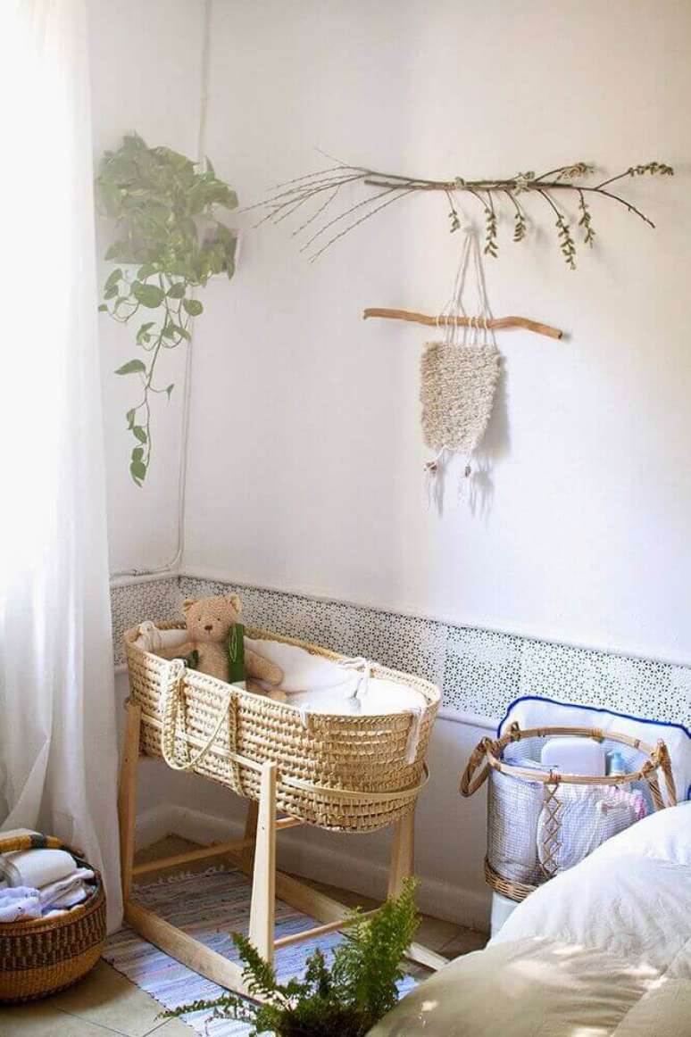 4. Delicada decoração para quarto de bebê com berço de vime e vaso de plantas – Foto: LaTonya Yvette