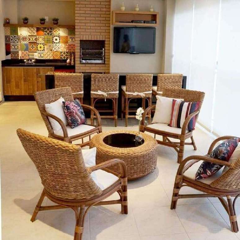 20. Os m&oacute;veis de vime para varanda podem dar aquele ar aconchegante ao ambiente &ndash; Foto: Jaqueline Salvador