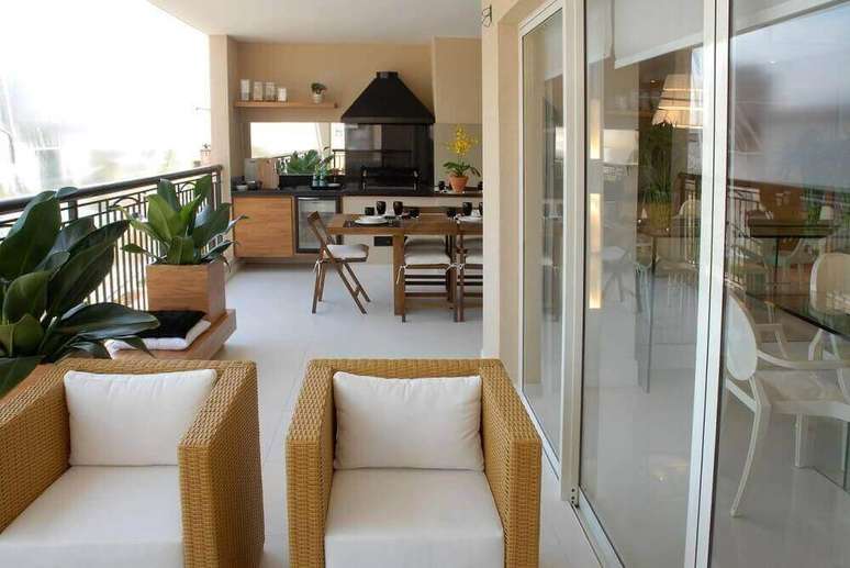 21. Decora&ccedil;&atilde;o com poltrona de vime com assento branco para varanda gourmet &ndash; Foto: Teresinha Nigri