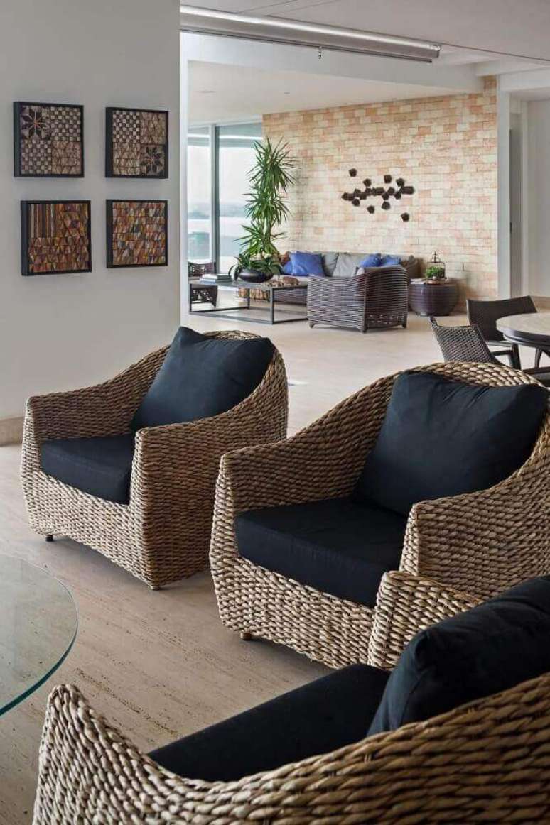 23. Decora&ccedil;&atilde;o para sala ampla com poltrona de vime sint&eacute;tico com assento preto &ndash; Foto: Leticia Hammer Schmidt