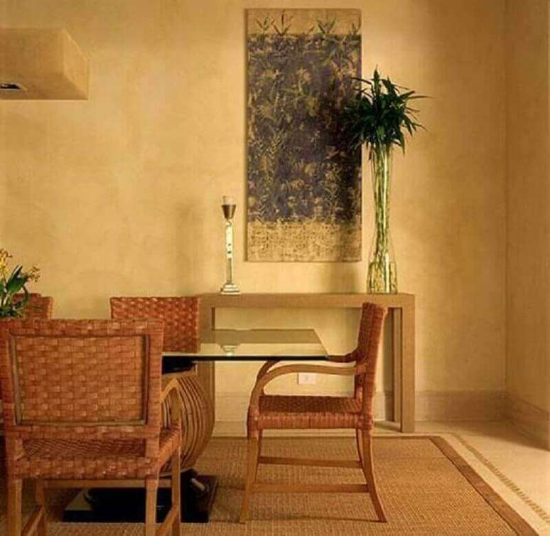 26. Sala de jantar decorada em tons de bege com mesa de vidro e cadeiras de vime &ndash; Foto: Oscar Mikail