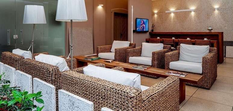 30. Os m&oacute;veis de vime tamb&eacute;m podem ser usados em estabelecimentos comerciais &ndash; Foto: Fantin Siqueira Arquitetos