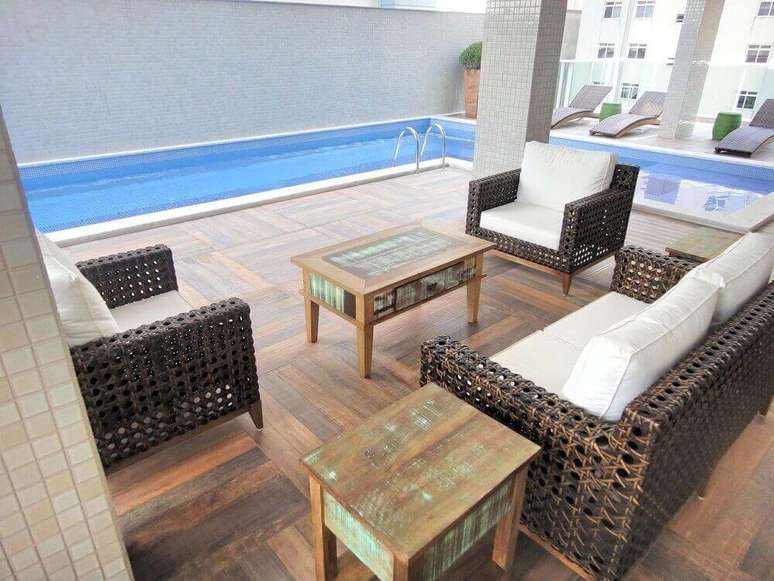 38. J&aacute; pensou nos m&oacute;veis para &aacute;rea da piscina? Os de vime s&atilde;o uma boa ideia &ndash; Foto: Gabriela Herde
