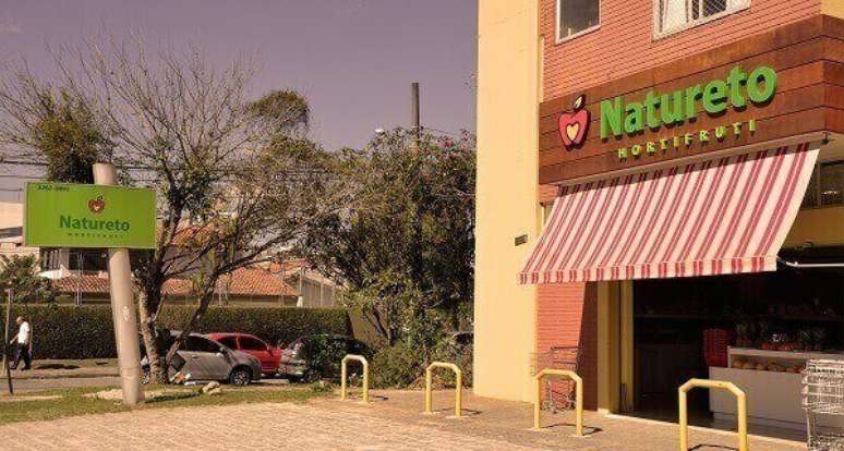 11- Fachada de loja utiliza madeira natural e toldo para transmitir a ideia da venda de produtos org&acirc;nicos. Fonte: Ponto41