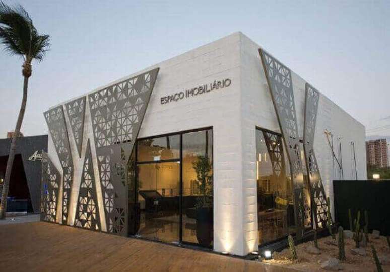 6- As fachadas de lojas modernas podem receber estruturas met&aacute;licas para valorizar a edifica&ccedil;&atilde;o. Fonte: CasaCor Cear&aacute; 2017