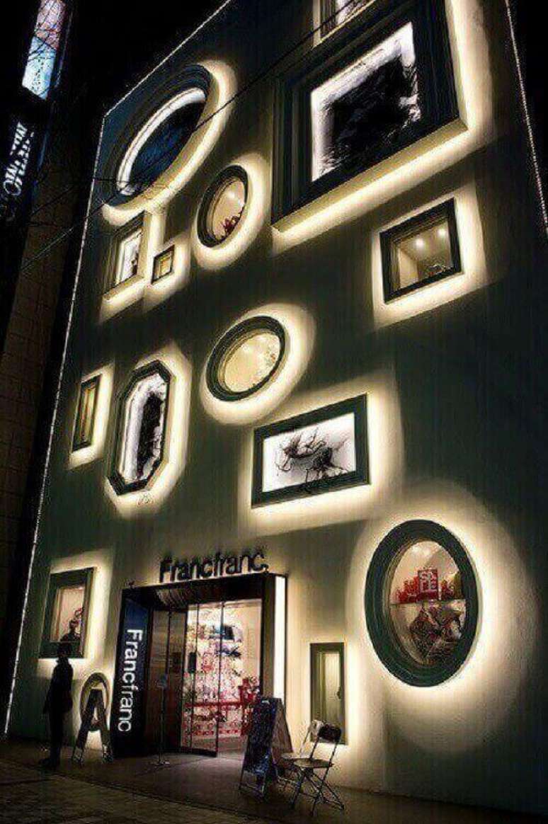 9- As fachadas comerciais diferentes s&atilde;o valorizadas pela ilumina&ccedil;&atilde;o. Fonte: Ideias para decorar