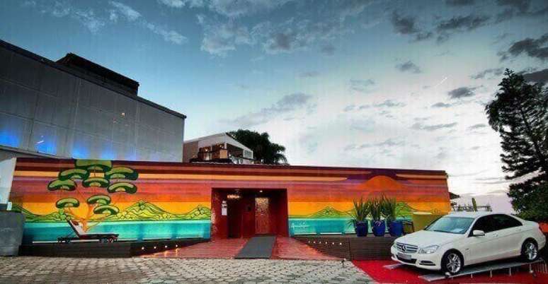 24- Fachada de loja comercial colorida e marcante recebe ilumina&ccedil;&atilde;o que valoriza os tra&ccedil;os dos desenhos. Fonte: Pinterest