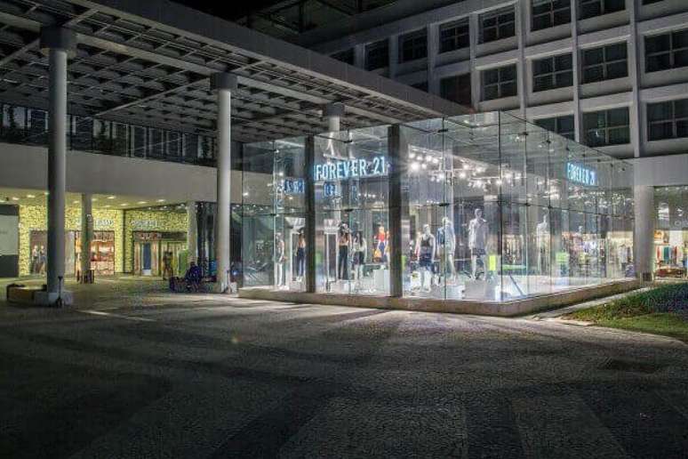 41- Fachada de loja tem vitrine que avan&ccedil;a e exp&otilde;e grande quantidade dos artigos comercializados. Fonte: Inovention do Brasil