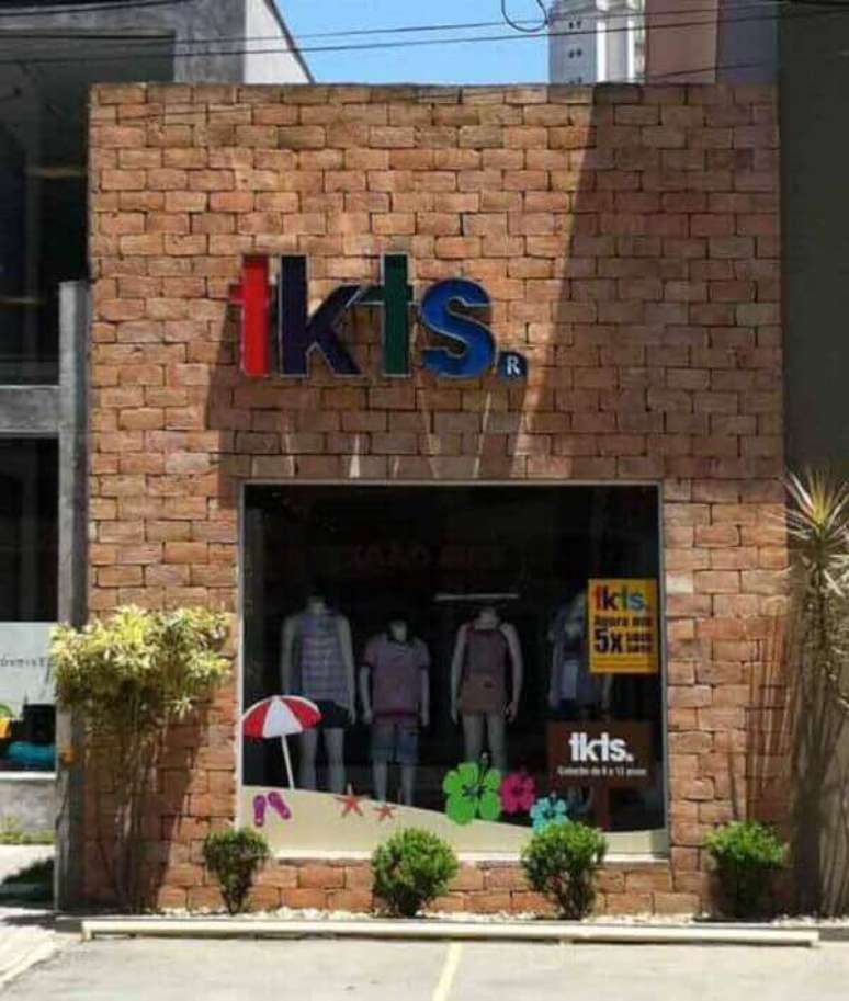 4- As fachadas de lojas pequenas s&atilde;o projetadas para demonstrar o conceito do com&eacute;rcio. Fonte: Vai Com tudo