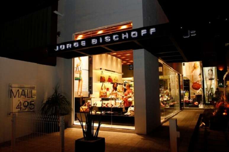 53- A fachada de loja de esquina &eacute; feita de vidro na frente e na lateral. Fonte: Jorge Bischoff