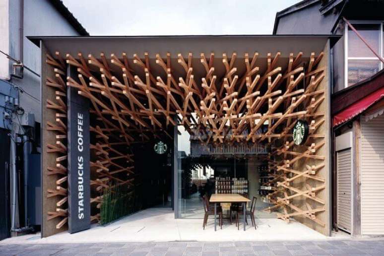 55- A fachada de loja tem uma estrutura decorativa feita com ripas de madeira natural entrelaçadas. Fonte: Architect Magazine