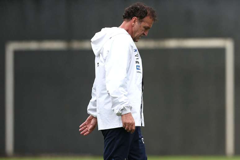 Cuca durante treino do Santos antes do jogo de volta pela Libertadores contra o Independiente