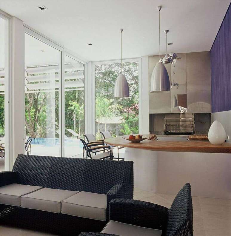 2. Modelo de sof&aacute; de vime pintado de preto para decora&ccedil;&atilde;o moderna &ndash; Foto: Graciela Pinero