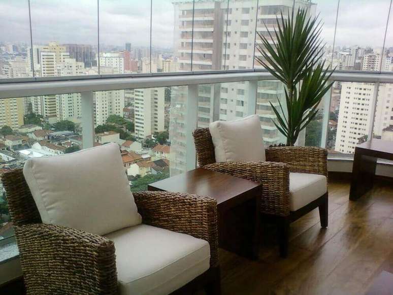 7. Decora&ccedil;&atilde;o com m&oacute;veis de vime para varanda de apartamento com piso de madeira &ndash; Foto: Denise Barbuy Paes de Almeida
