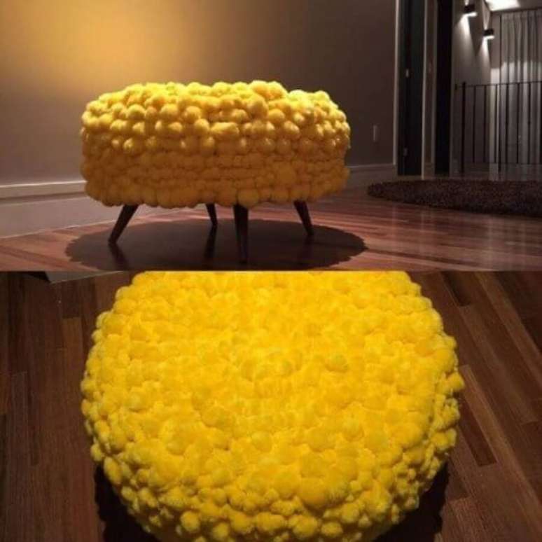 5. Um puff com pompons fica com um visual bem único