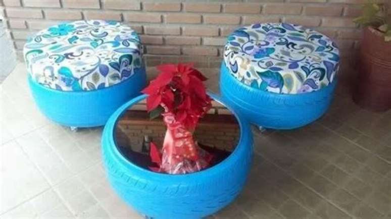 27. Puffs de pneus azuis com mesa de centro de pneu também azul. Foto de Hair Style Galleries