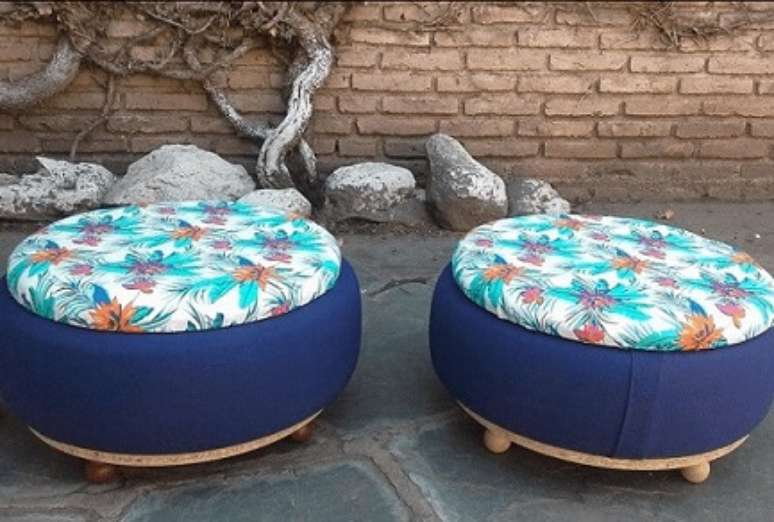 41. Puffs de pneus azuis com tampos coloridos. Foto de Pinterest