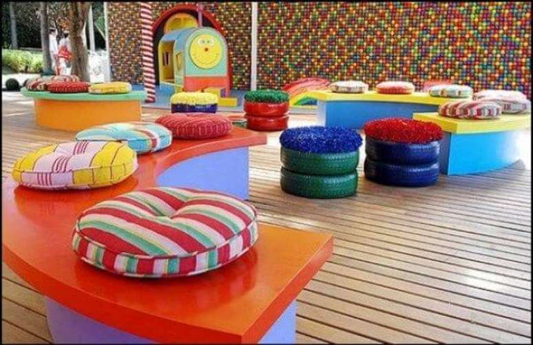 45. Puffs coloridos com almofadas de frufru. Foto de Pinterest