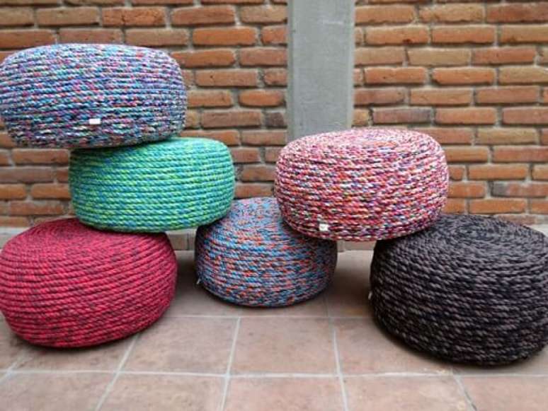 25. Puffs de pneus com cordas coloridas. Foto de Aki Es
