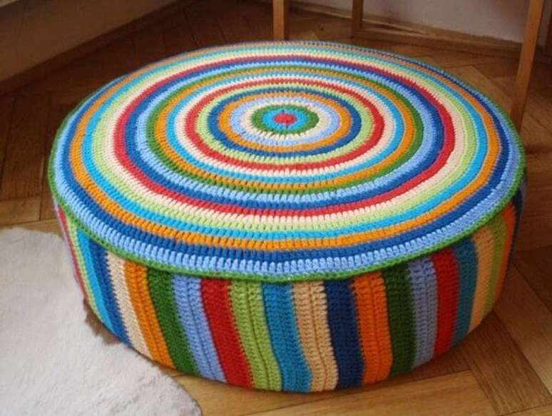 58. Puff grande de pneu com capa de crochê colorido. Foto de Rilaw Journal