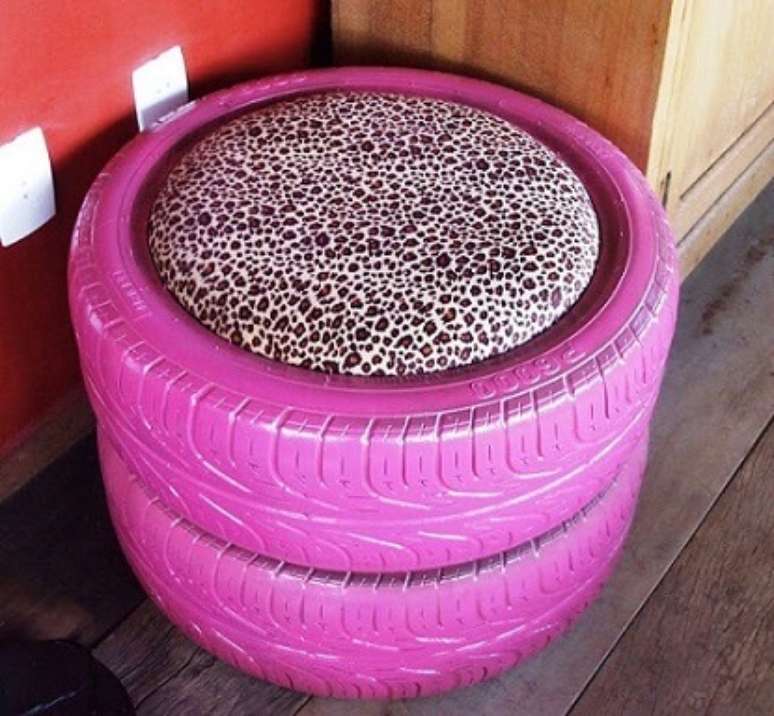12. Puff de pneus rosa com almofada com animal print. Foto de Criatives