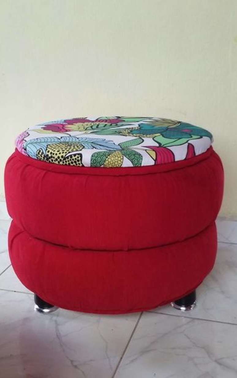 26. Puff de pneus vermelho com tampo colorido. Foto de Pinterest