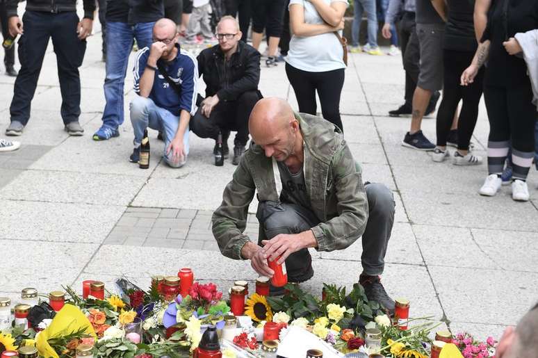 Homenagens no local em que alemão foi esfaqueado em Chemnitz