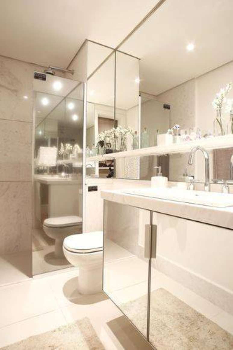2. Banheiros modernos usam espelhos grandes e bases espelhadas