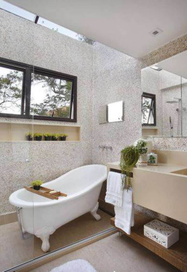 8. Banheiros modernos com banheira deixam o banho ainda mais relaxante