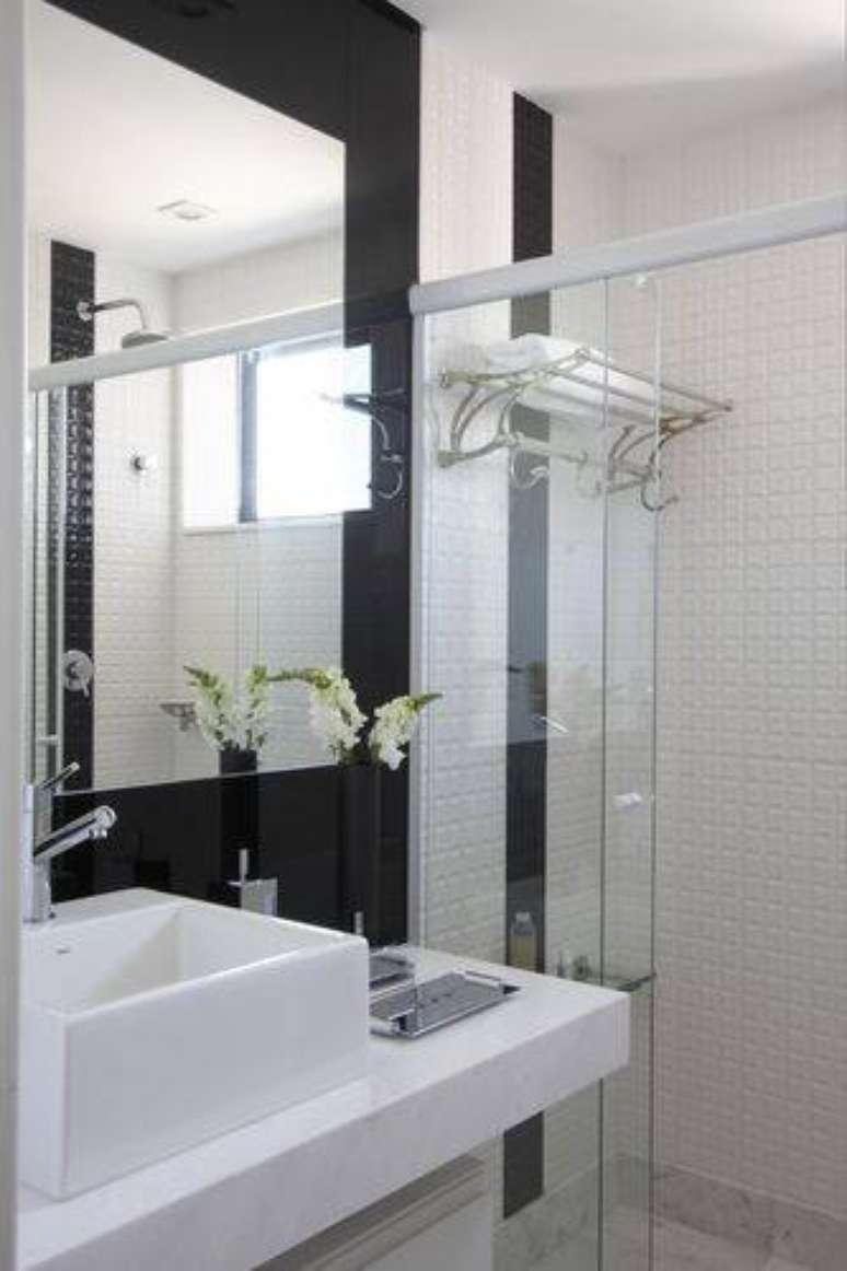 5. Revestimento de paredes diferentes são perfeitos para banheiros modernos