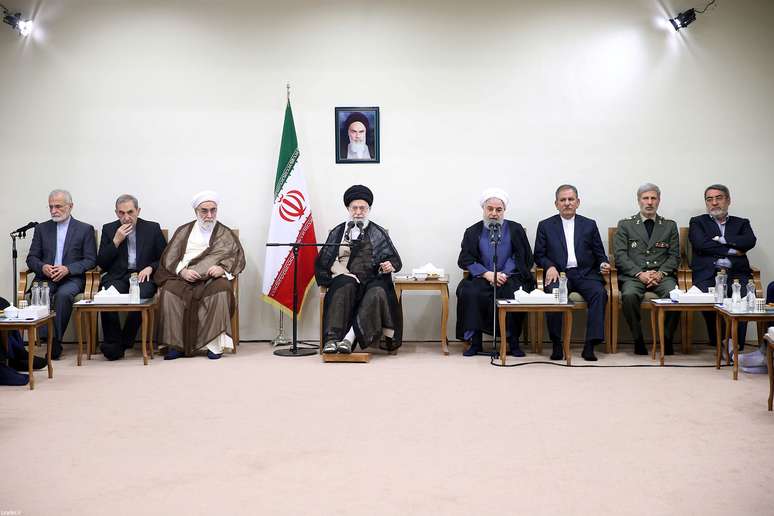 Presidente iraniano, Hassan Rouhani, e seu gabinete durante reunião com o líder supremo do país, aiatolá Ali Khamenei, em Teerã 29/08/2018 Site da Presidência/Divulgação via Reuters 
