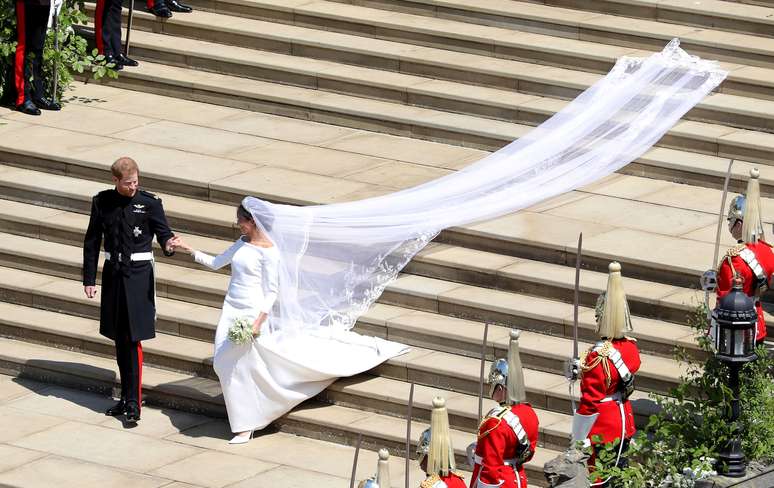 Duque e Duquesa de Sussex na escadaria da Catedral de St. George, em Windsor